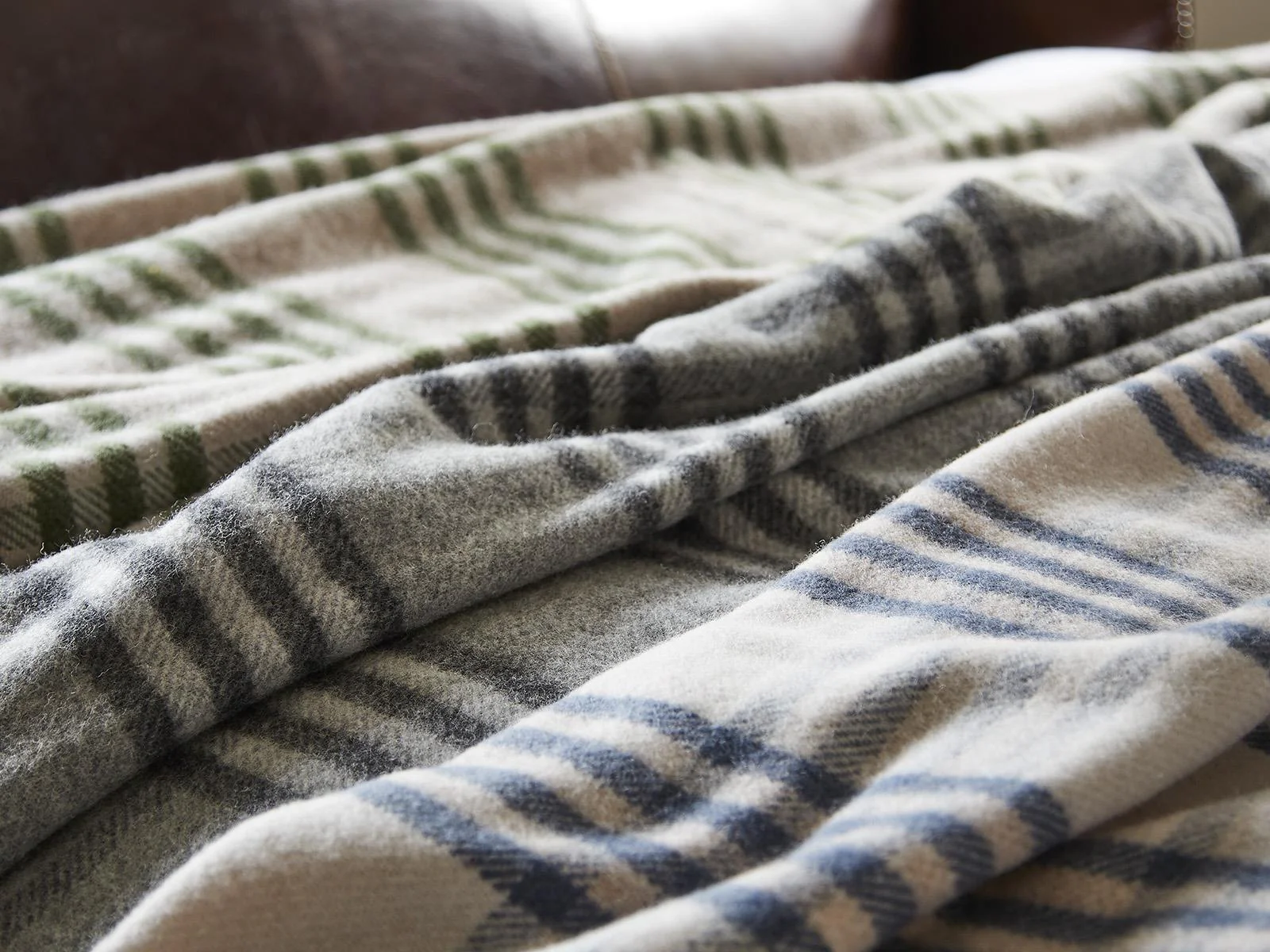 Hex XL Pure New Wool Throw - Olive - Image 4
