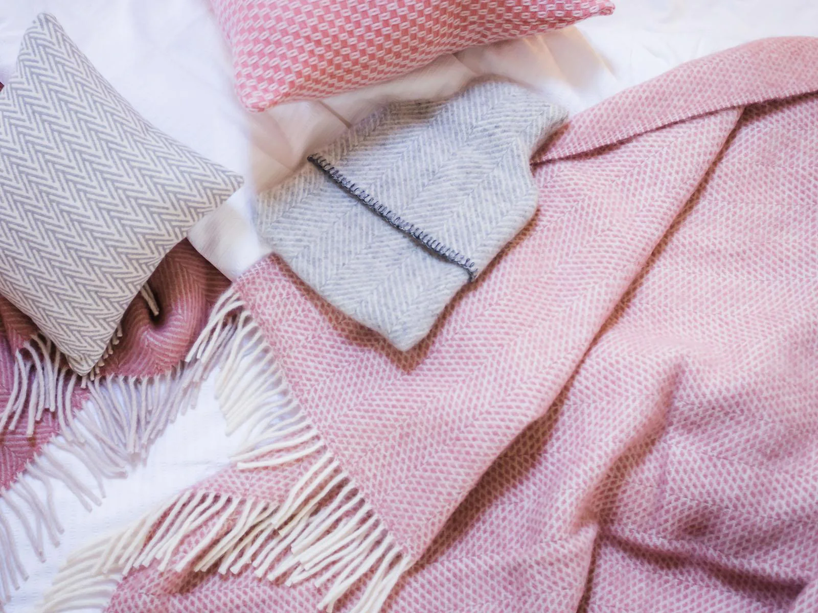 Honeycomb Pure New Wool Throw - Dusky Pink - Image 4