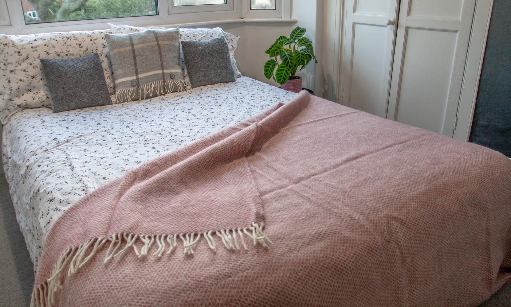Honeycomb Pure New Wool Throw - Dusky Pink - Image 5